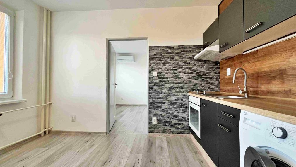 PRENAJATÉ. 39m² byt s balkónom a klimatizáciou