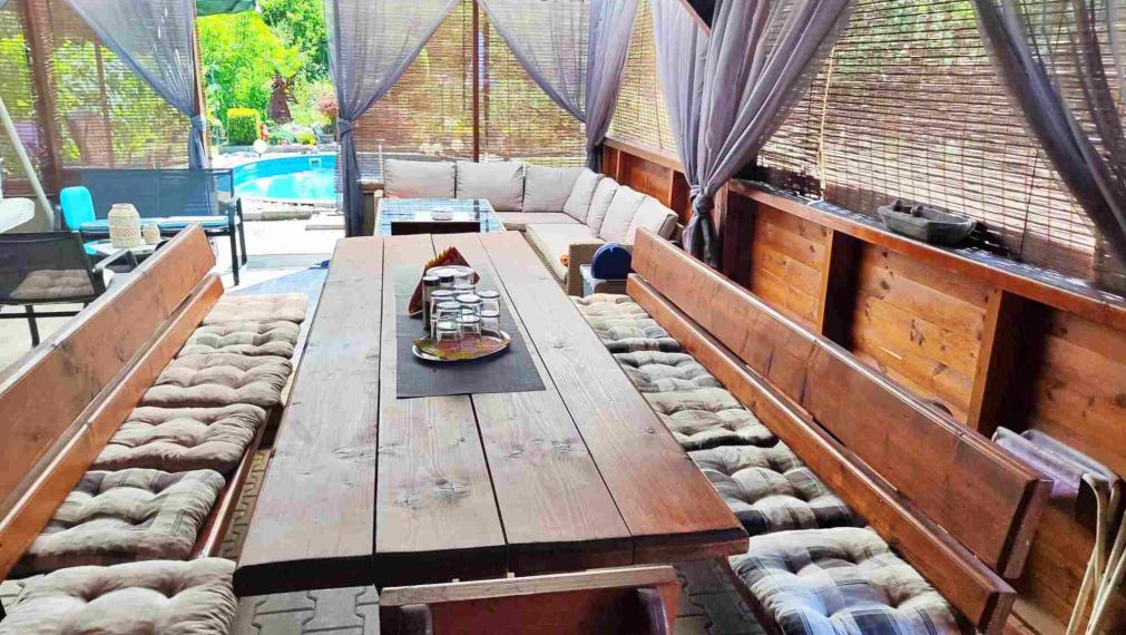 Rodinný dom s bazénom a záhradou na pozemku 1300 m² – Sliač