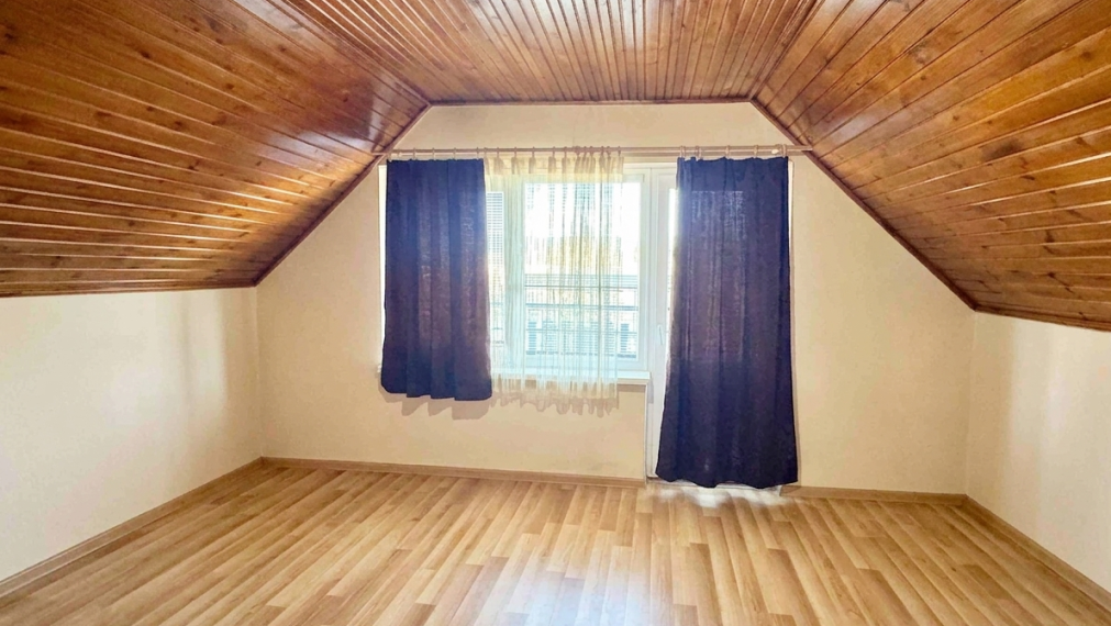 Rodinný dom s bazénom a záhradou na pozemku 1300 m² – Sliač