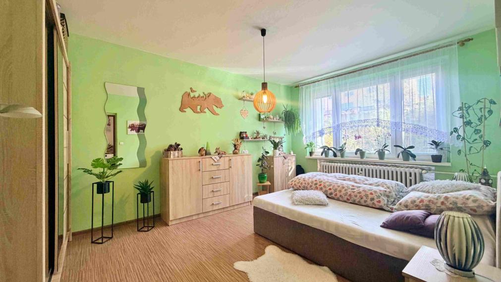 Veľký 3,5i byt 89 m², Balkón, parking, pokoj,Zvolen Sekier