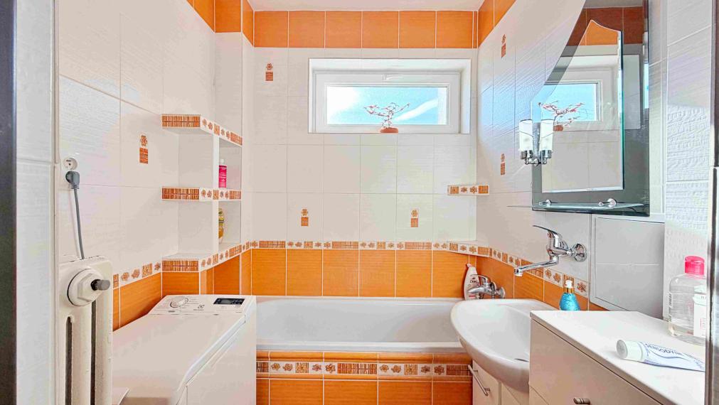 Tehlový 4-izbový byt Podkonice | byt, balkón, garáž, dielňa