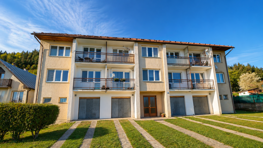 Tehlový 4-izbový byt Podkonice | byt, balkón, garáž, dielňa