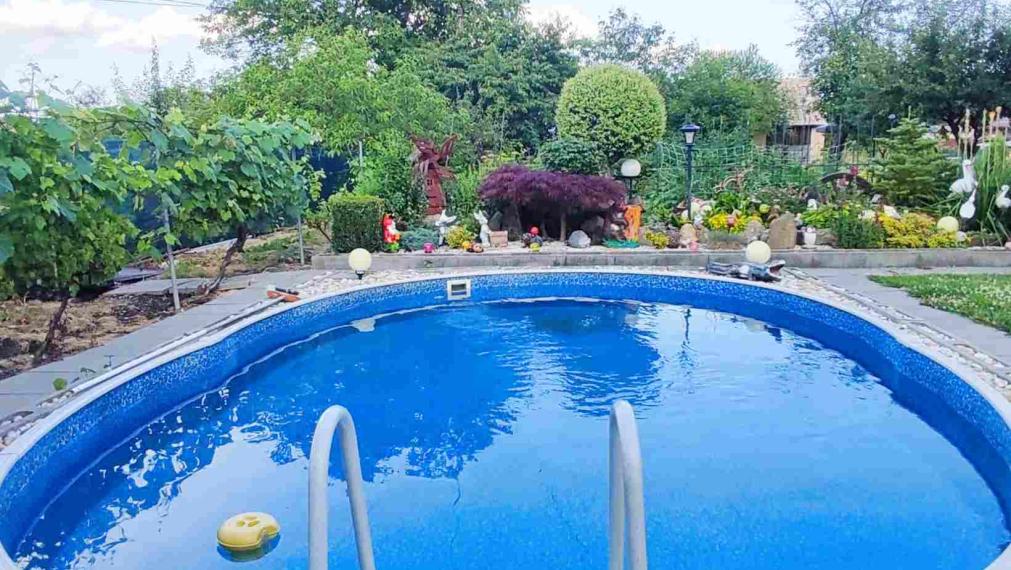 Rodinný dom s bazénom a záhradou na pozemku 1300 m² – Sliač