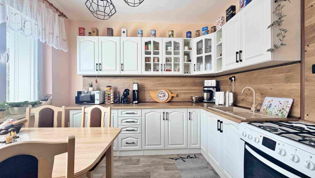 Veľký 3,5i byt 89 m², Balkón, parking, pokoj,Zvolen Sekier