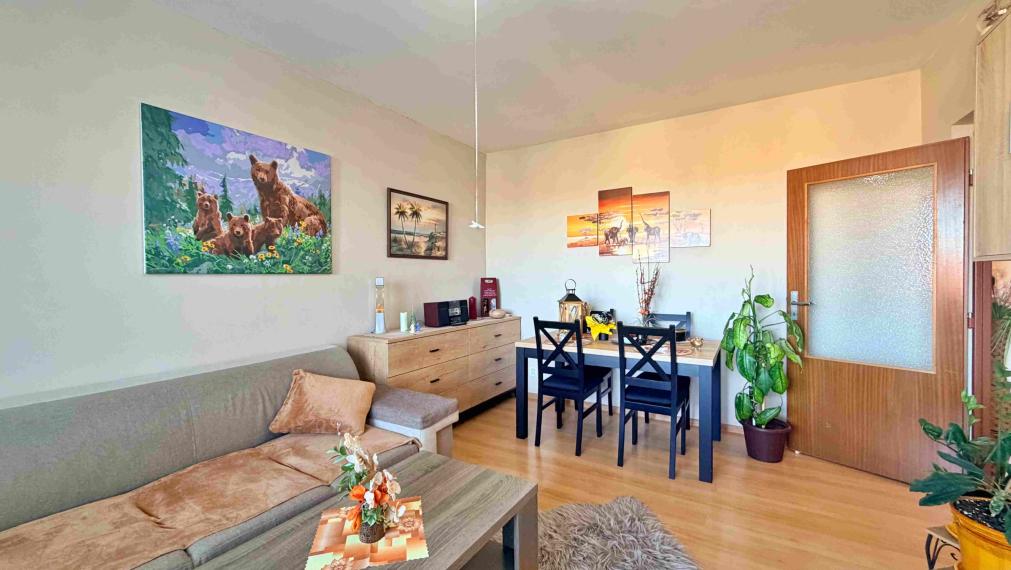 Veľký 3,5i byt 89 m², Balkón, parking, pokoj,Zvolen Sekier