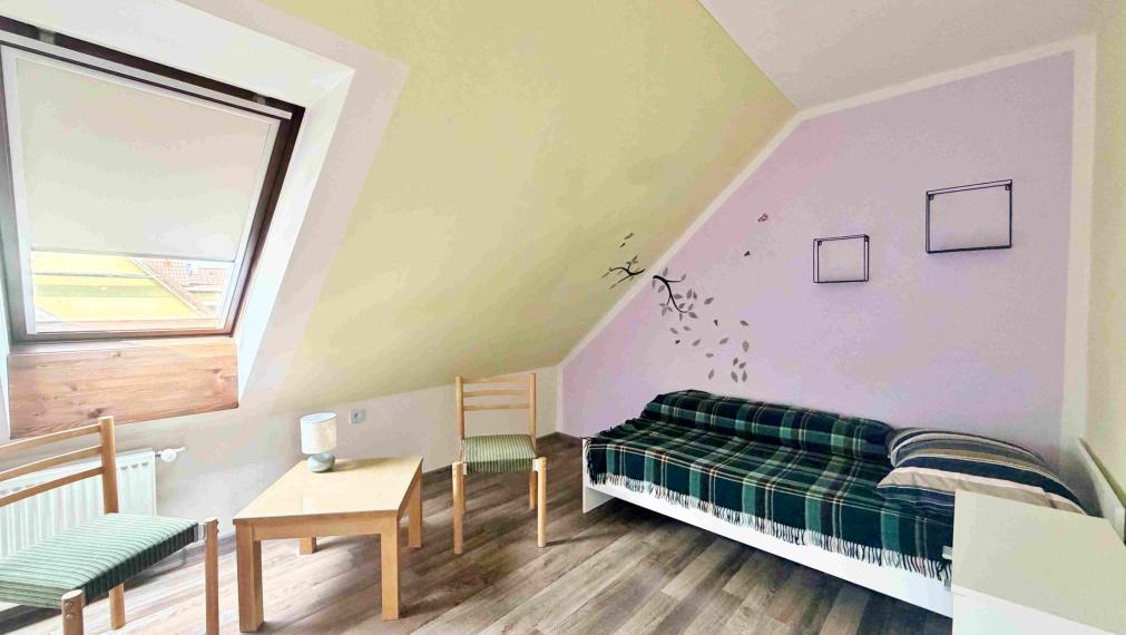 Prenájom podkrovia domu, vyše 150 m², 4 izby, 3 x parking