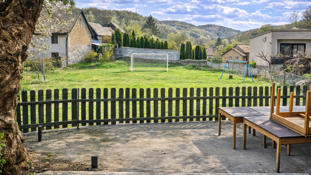 Dom Tuhár, 1010 m² pozemok, rekonštrukcia, terasa, pokoj